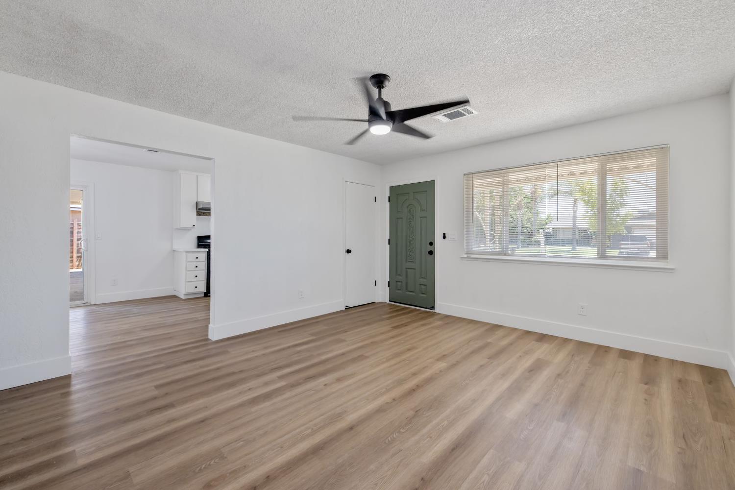 587 Sunset St, Kingsburg, CA 93631