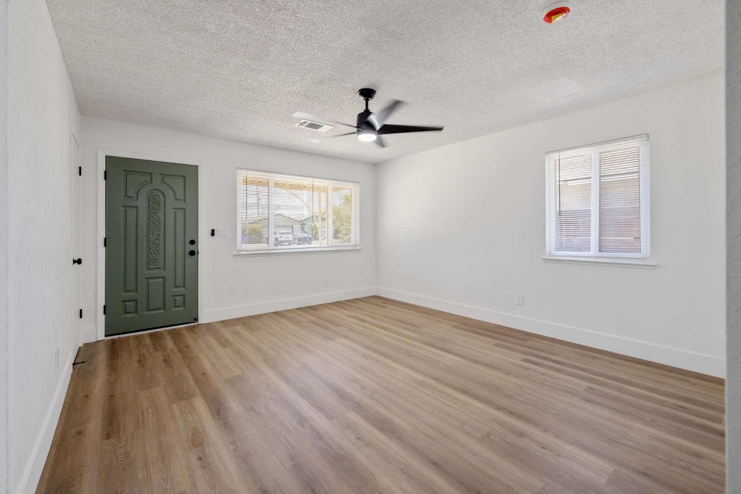 587 Sunset St, Kingsburg, CA 93631