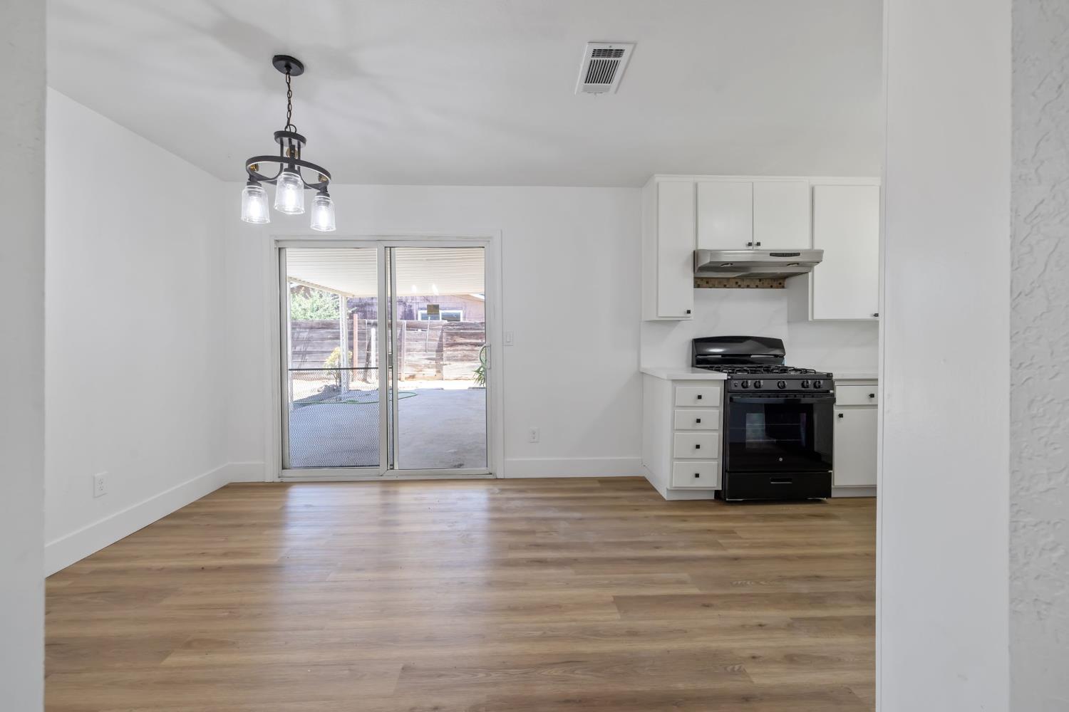 587 Sunset St, Kingsburg, CA 93631