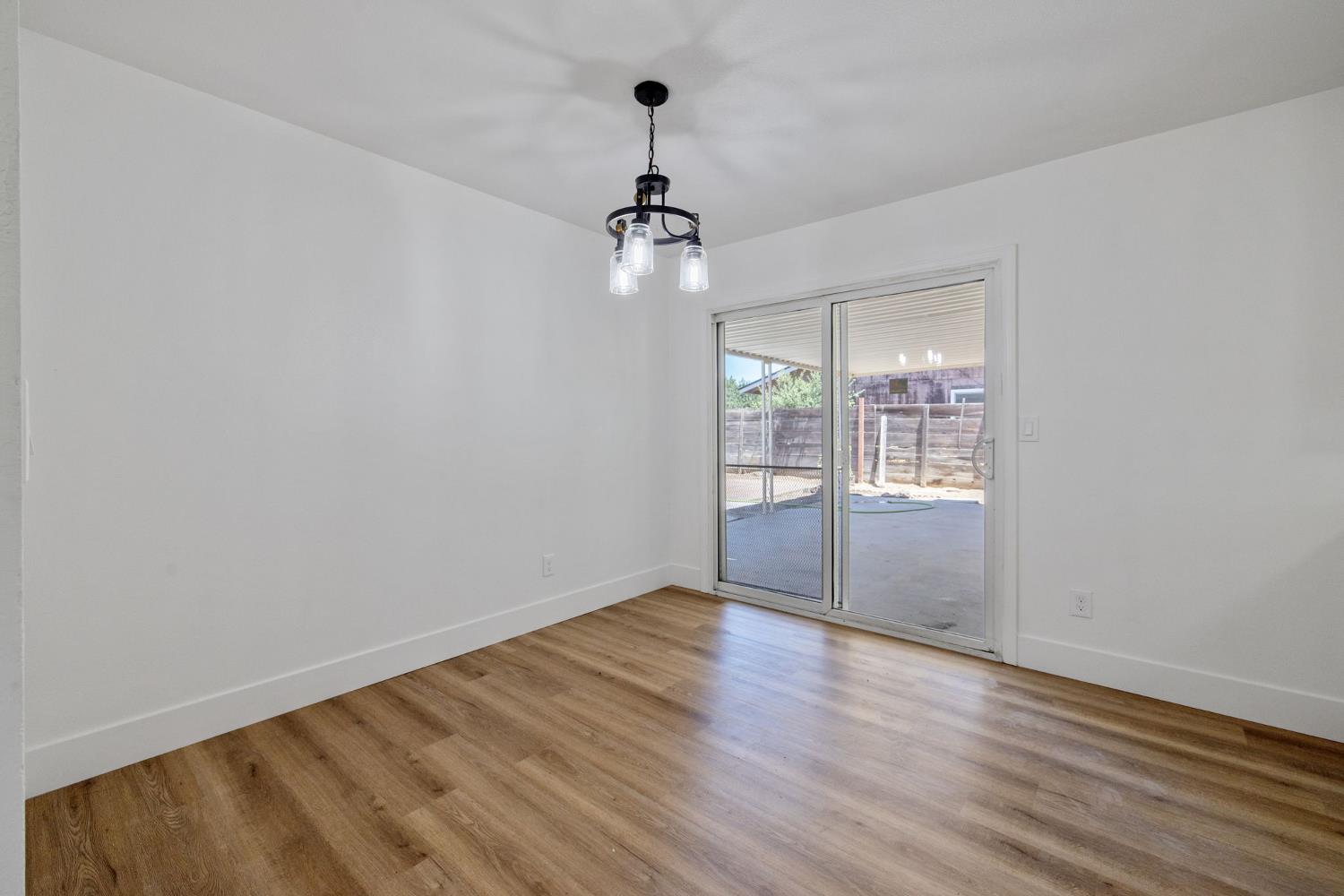 587 Sunset St, Kingsburg, CA 93631
