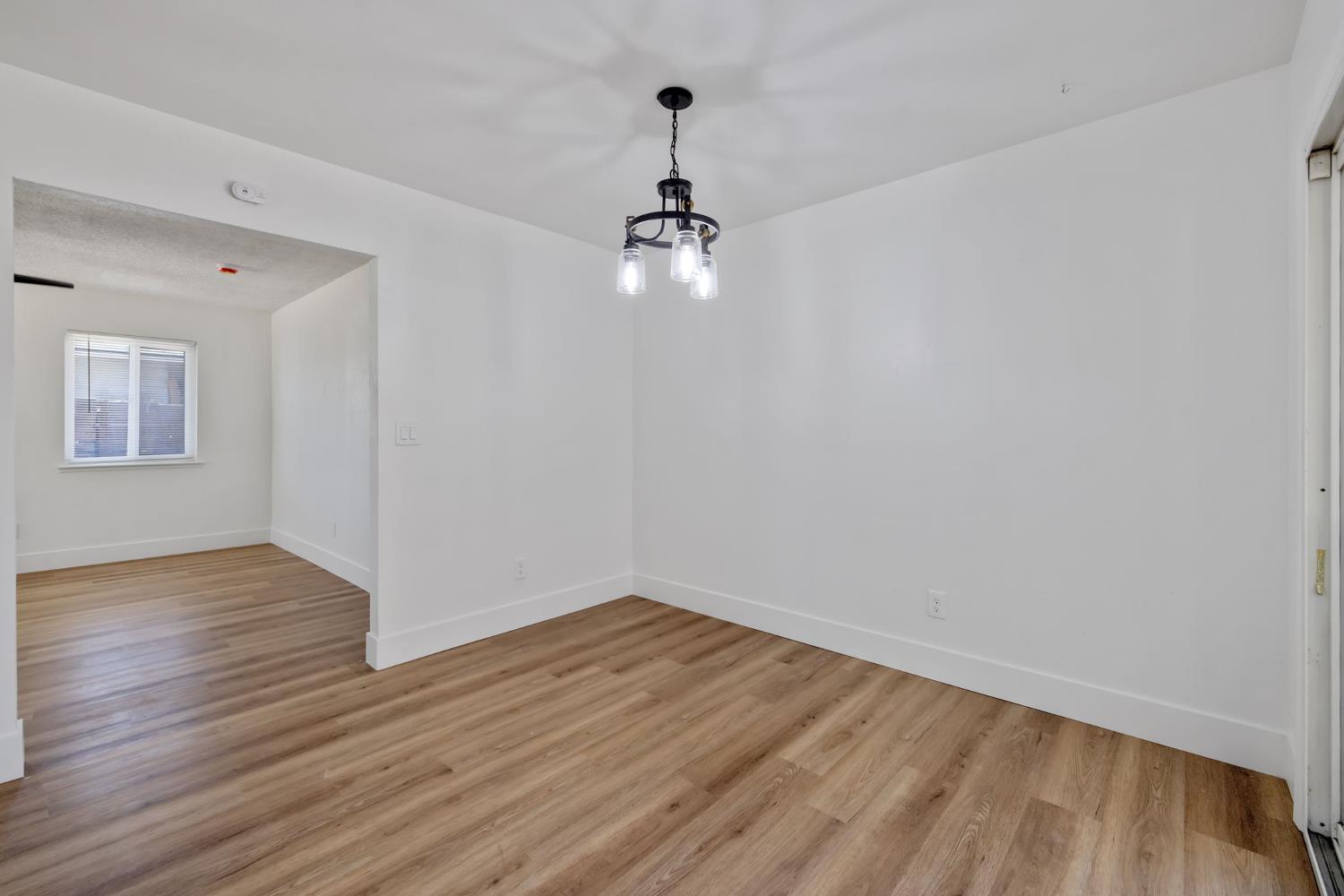 587 Sunset St, Kingsburg, CA 93631