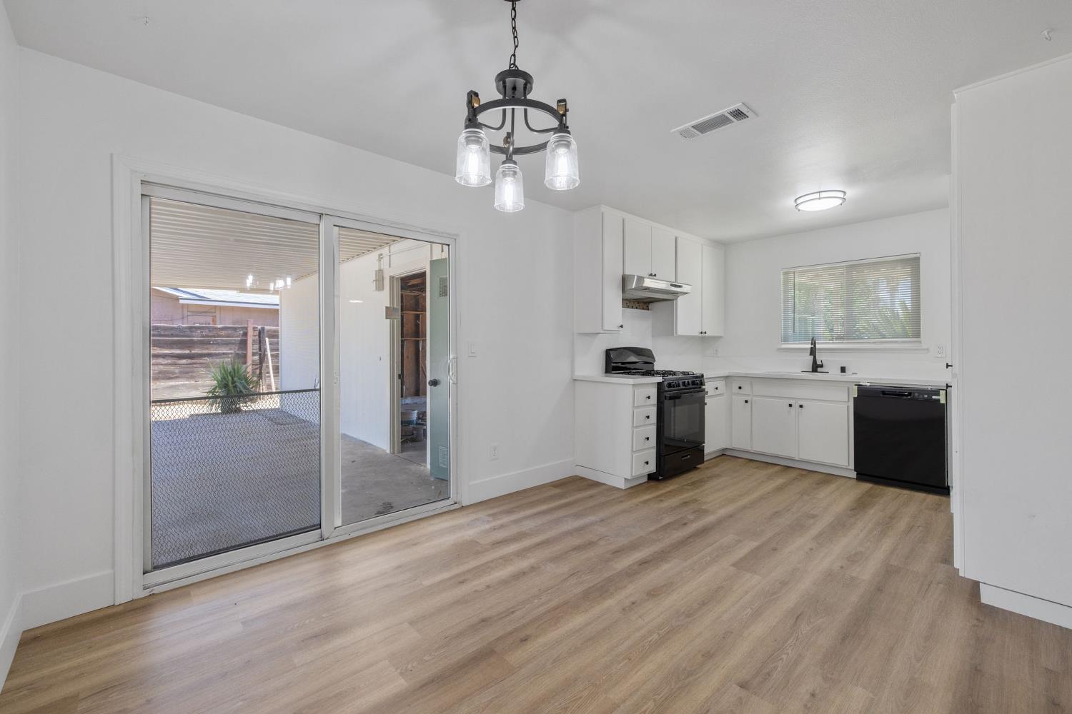 587 Sunset St, Kingsburg, CA 93631