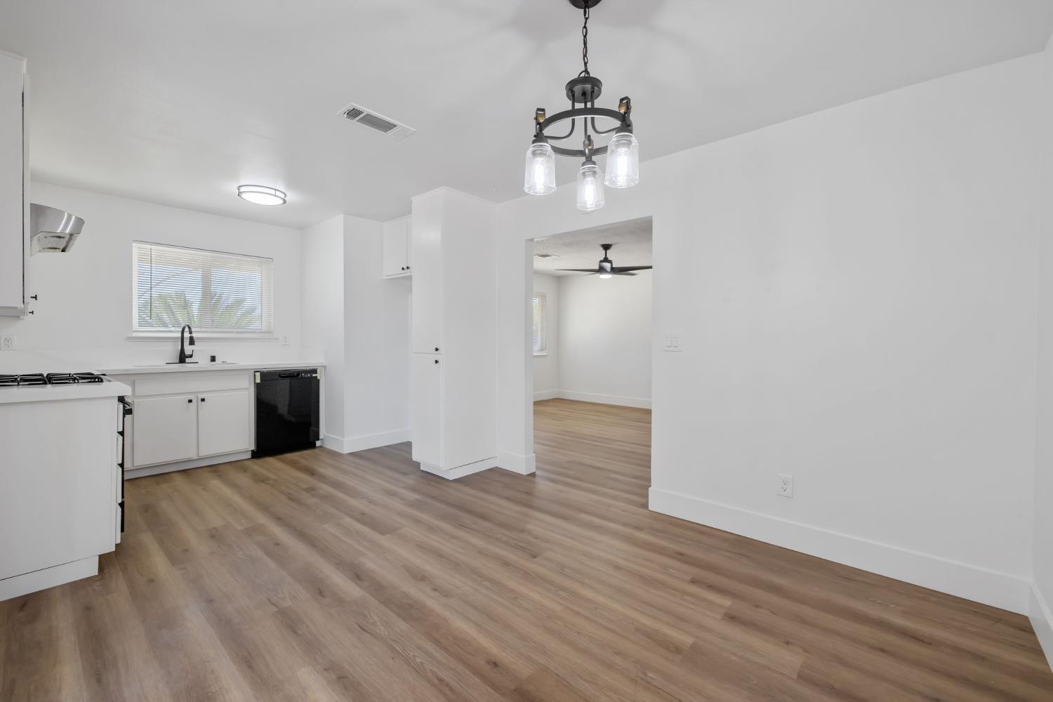 587 Sunset St, Kingsburg, CA 93631