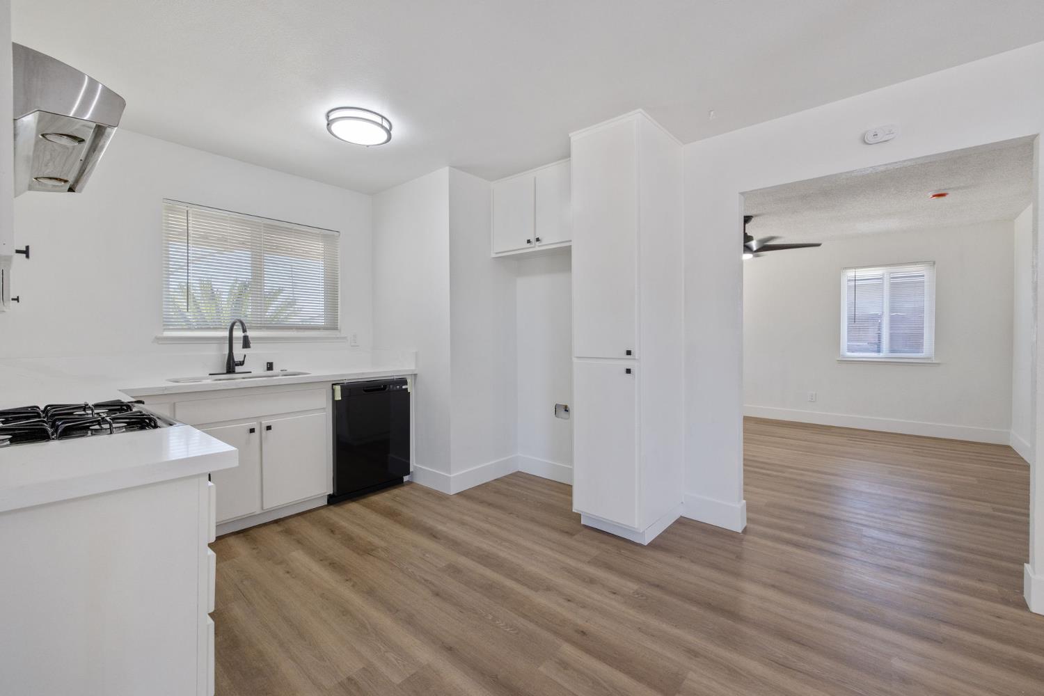 587 Sunset St, Kingsburg, CA 93631