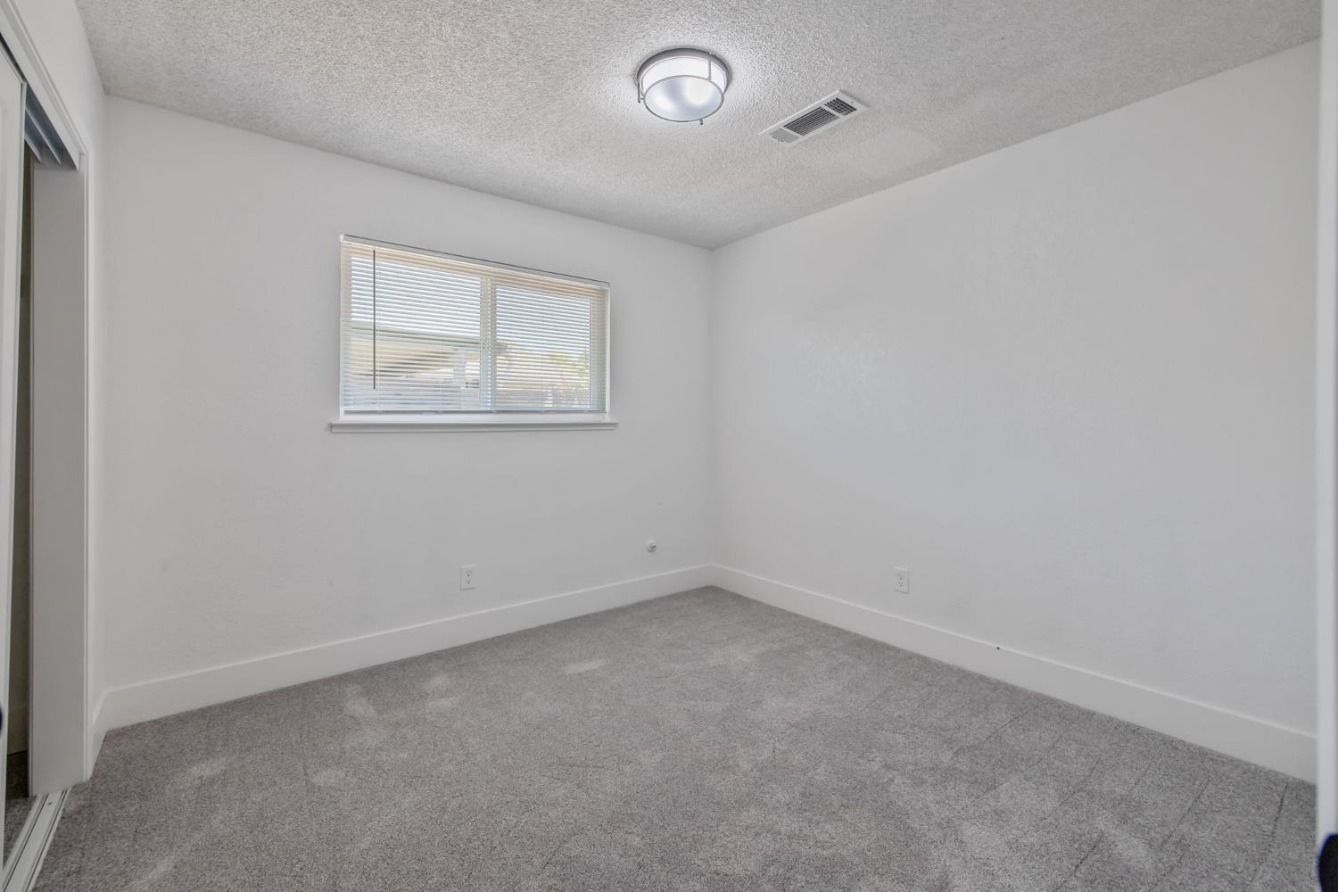 587 Sunset St, Kingsburg, CA 93631