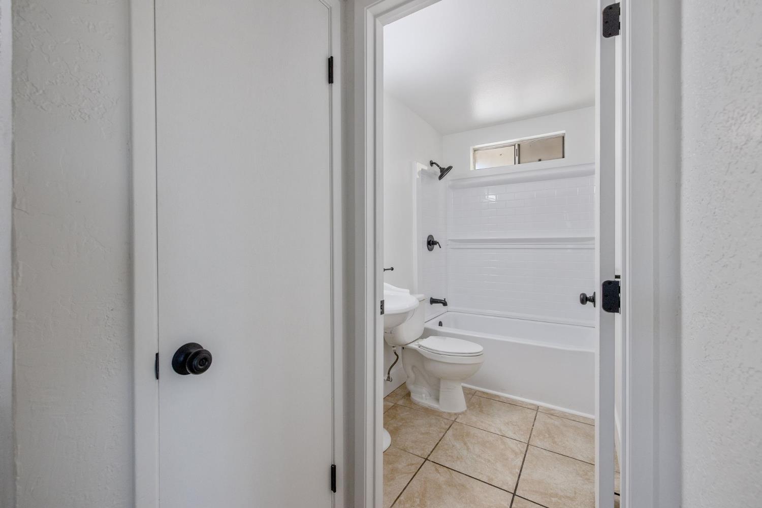 587 Sunset St, Kingsburg, CA 93631