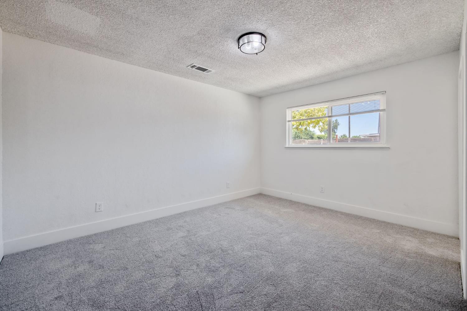 587 Sunset St, Kingsburg, CA 93631