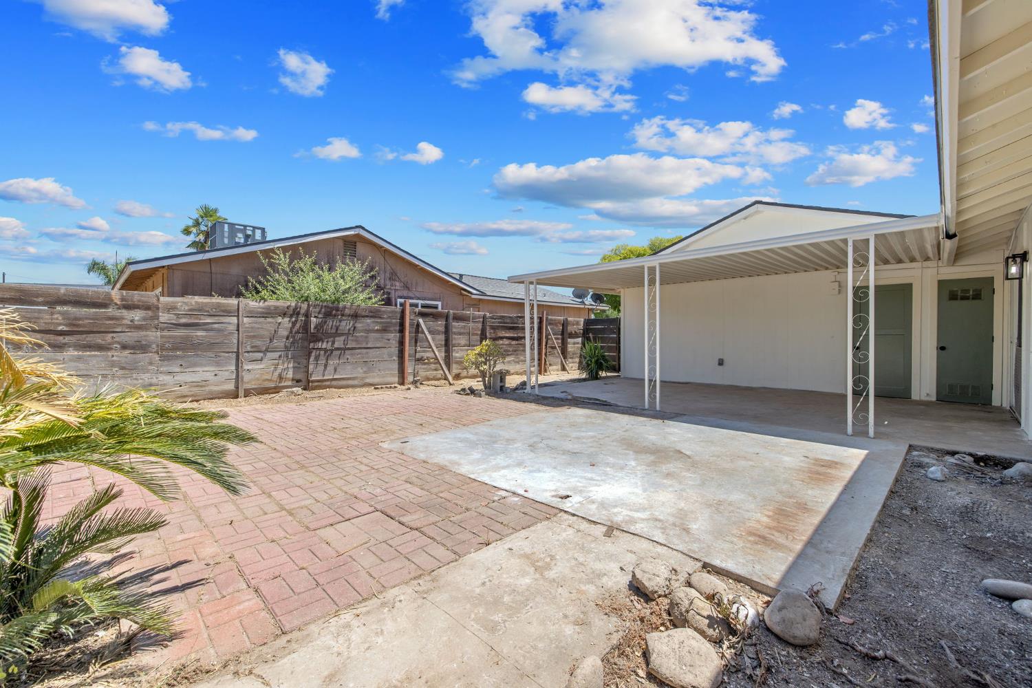 587 Sunset St, Kingsburg, CA 93631