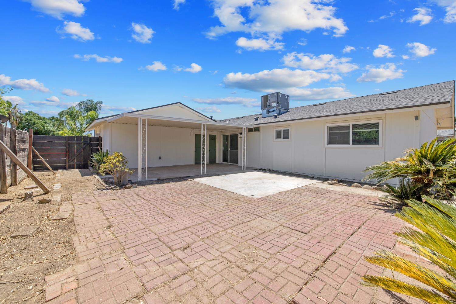 587 Sunset St, Kingsburg, CA 93631