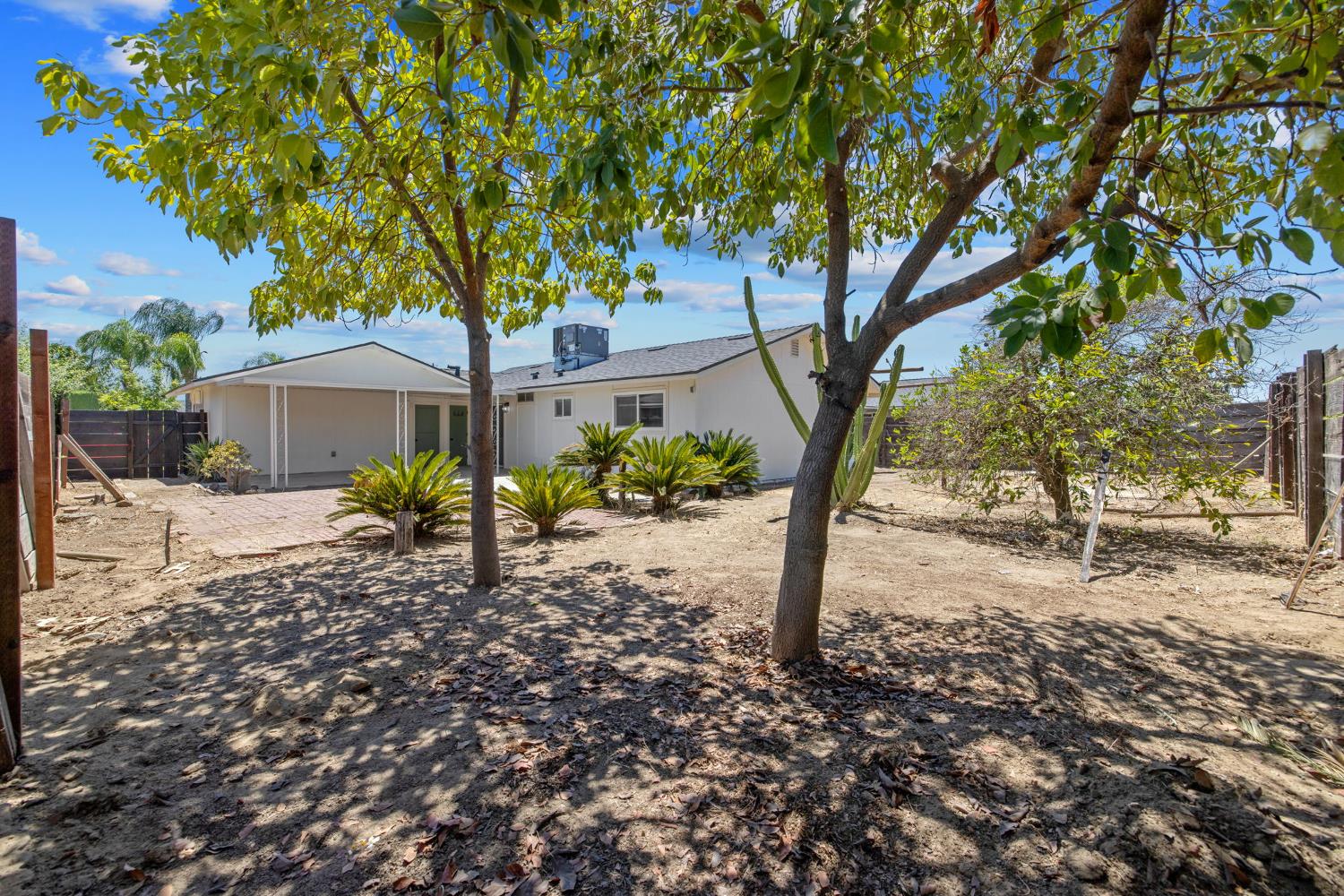 587 Sunset St, Kingsburg, CA 93631