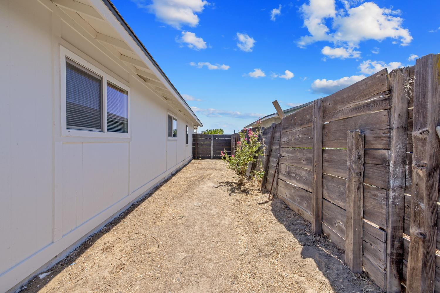 587 Sunset St, Kingsburg, CA 93631