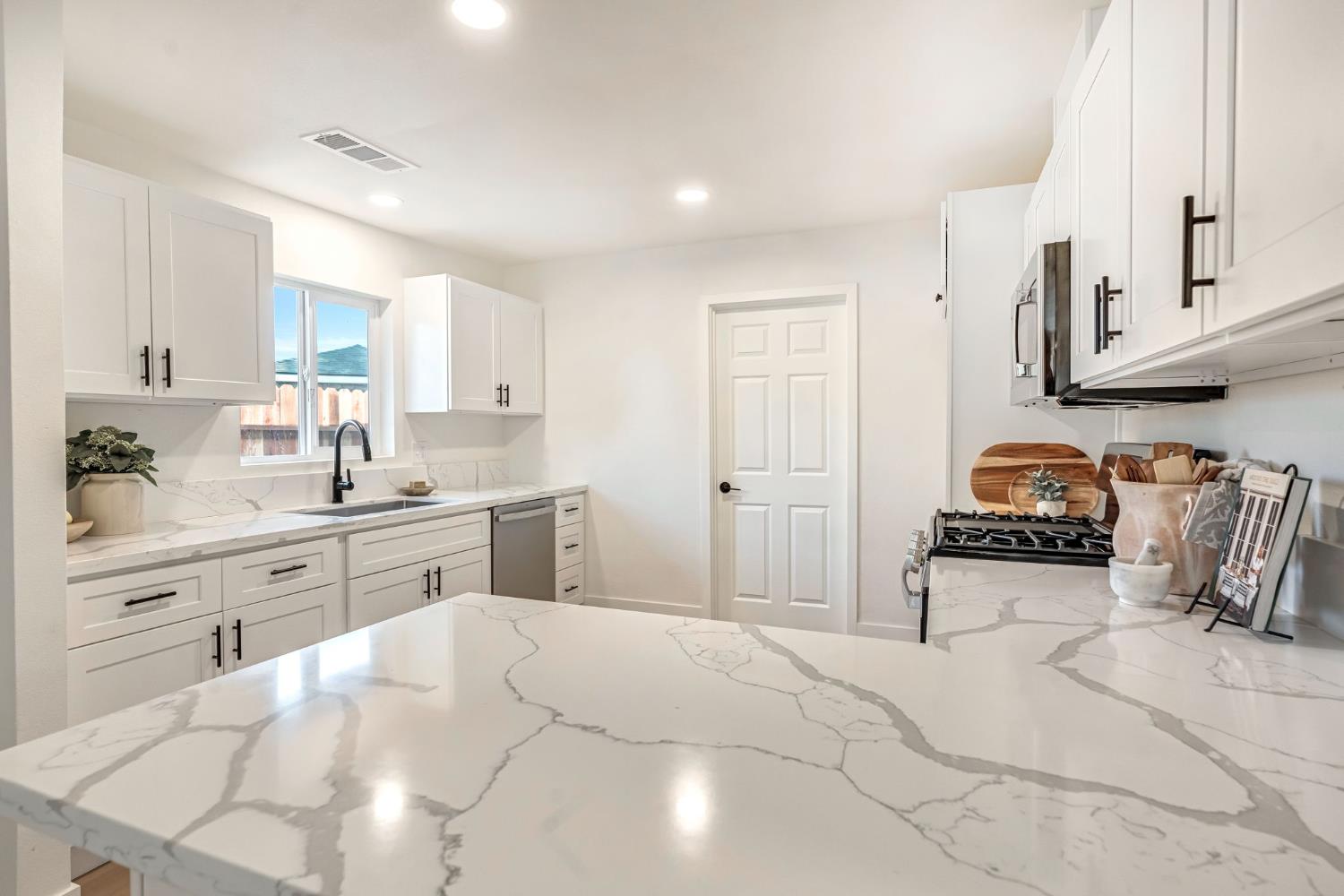 1910 Gaither St, Selma, CA 93662