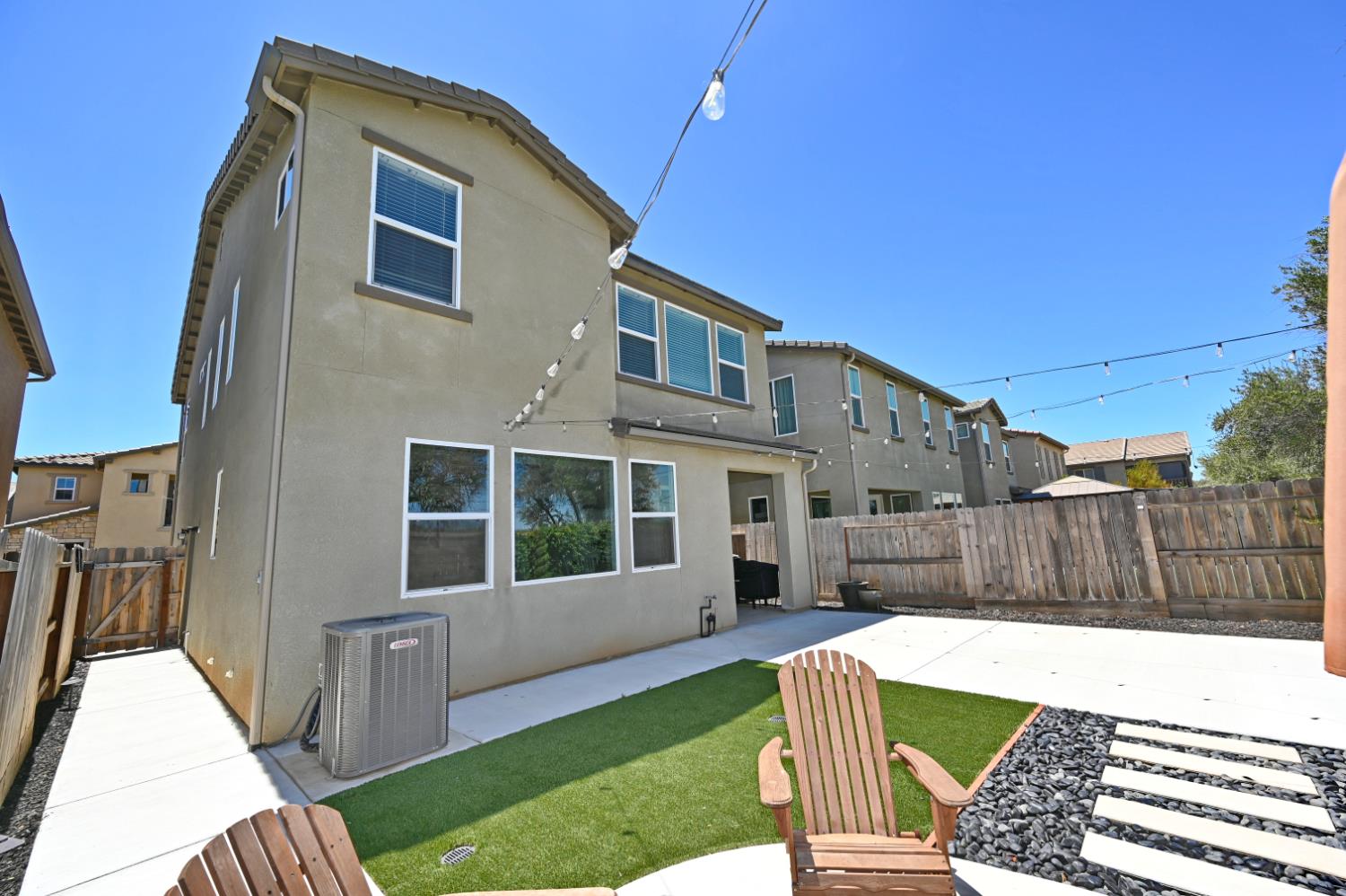 887 Wishon Ave W, Madera, CA 93636