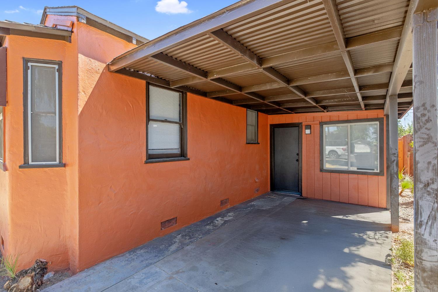 1114 N Conyer St, Visalia, CA 93291