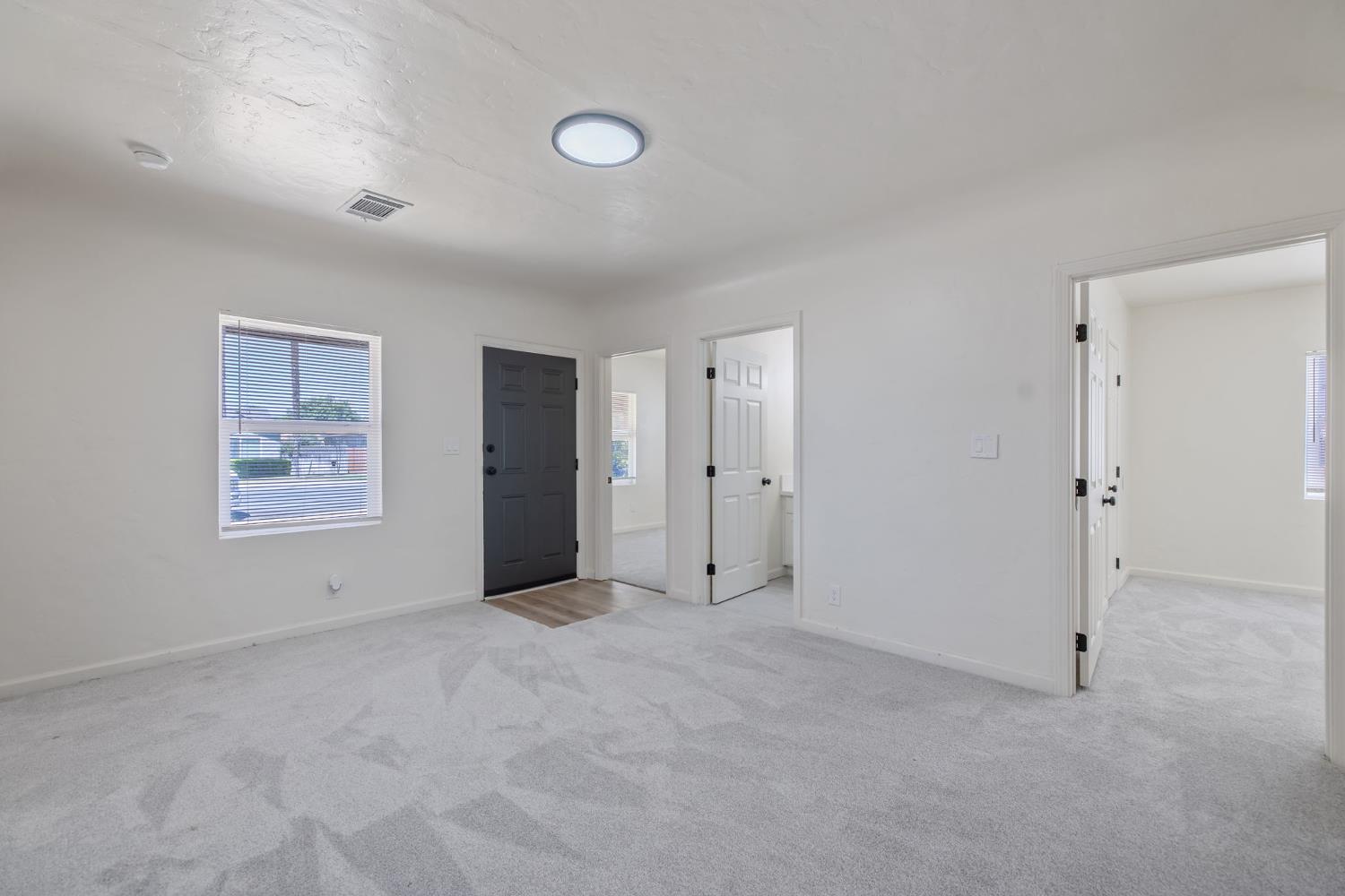 1114 N Conyer St, Visalia, CA 93291