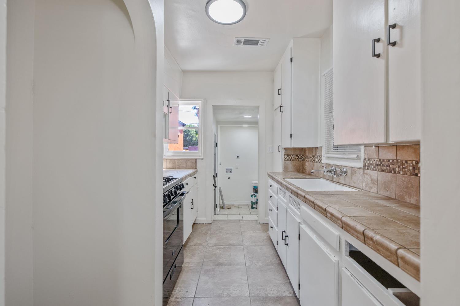1114 N Conyer St, Visalia, CA 93291