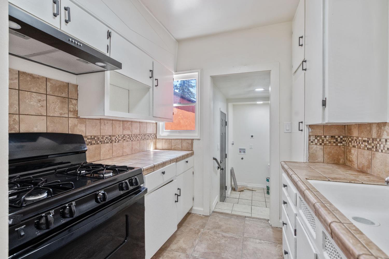 1114 N Conyer St, Visalia, CA 93291