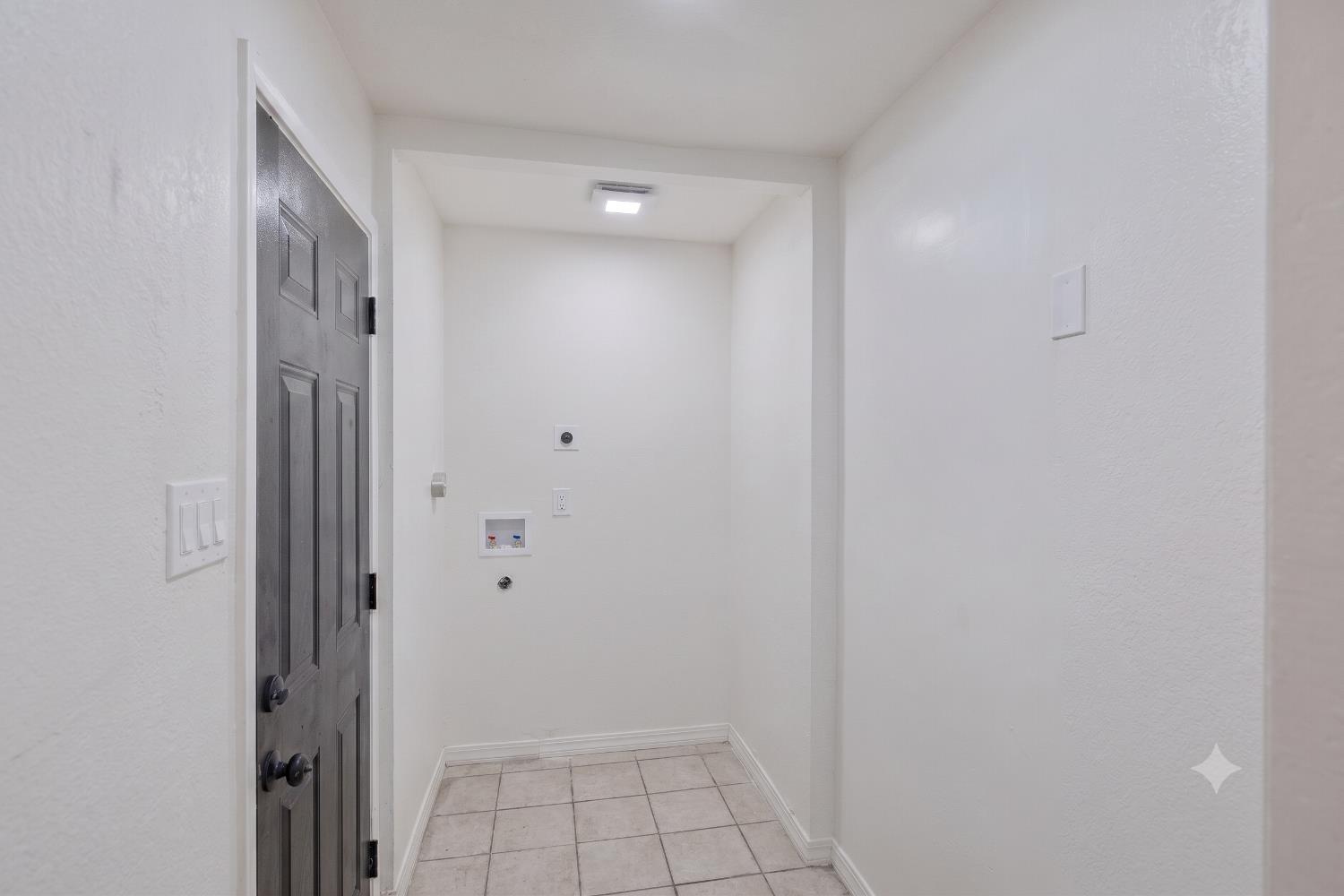 1114 N Conyer St, Visalia, CA 93291