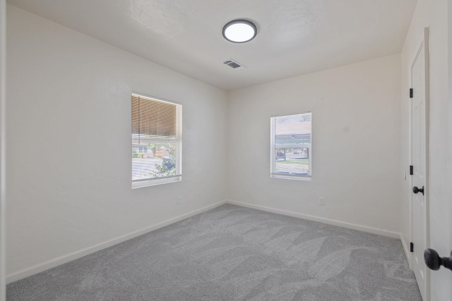 1114 N Conyer St, Visalia, CA 93291
