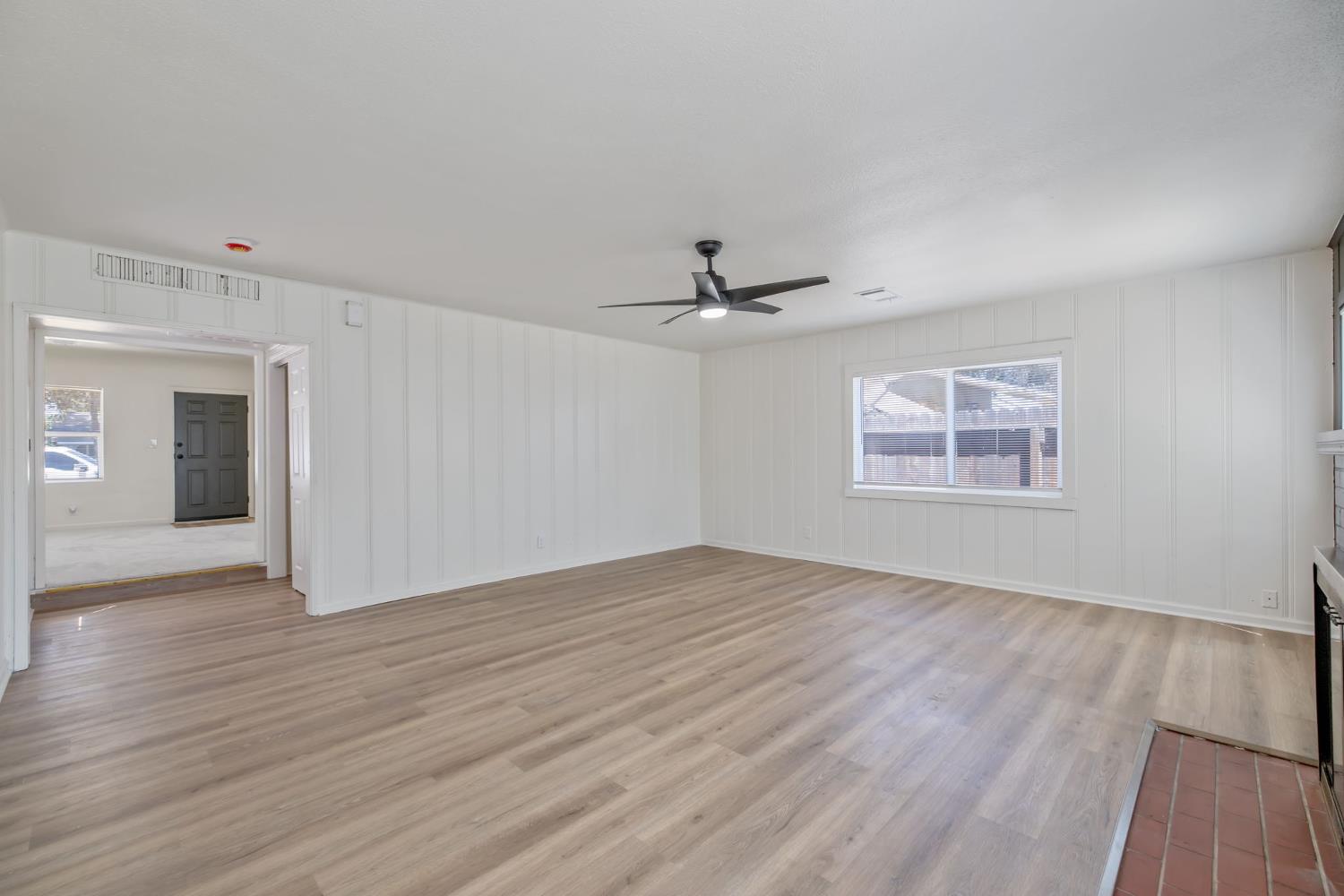1114 N Conyer St, Visalia, CA 93291