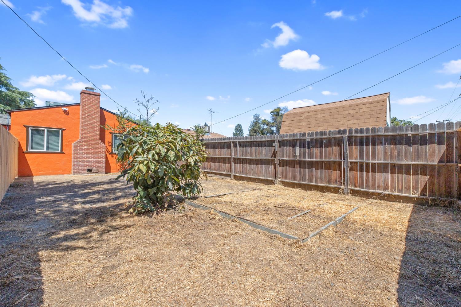 1114 N Conyer St, Visalia, CA 93291