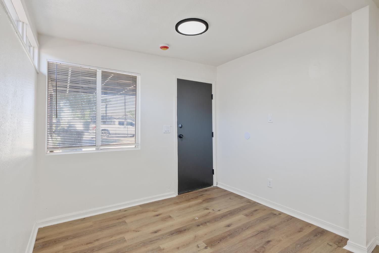 1114 N Conyer St, Visalia, CA 93291