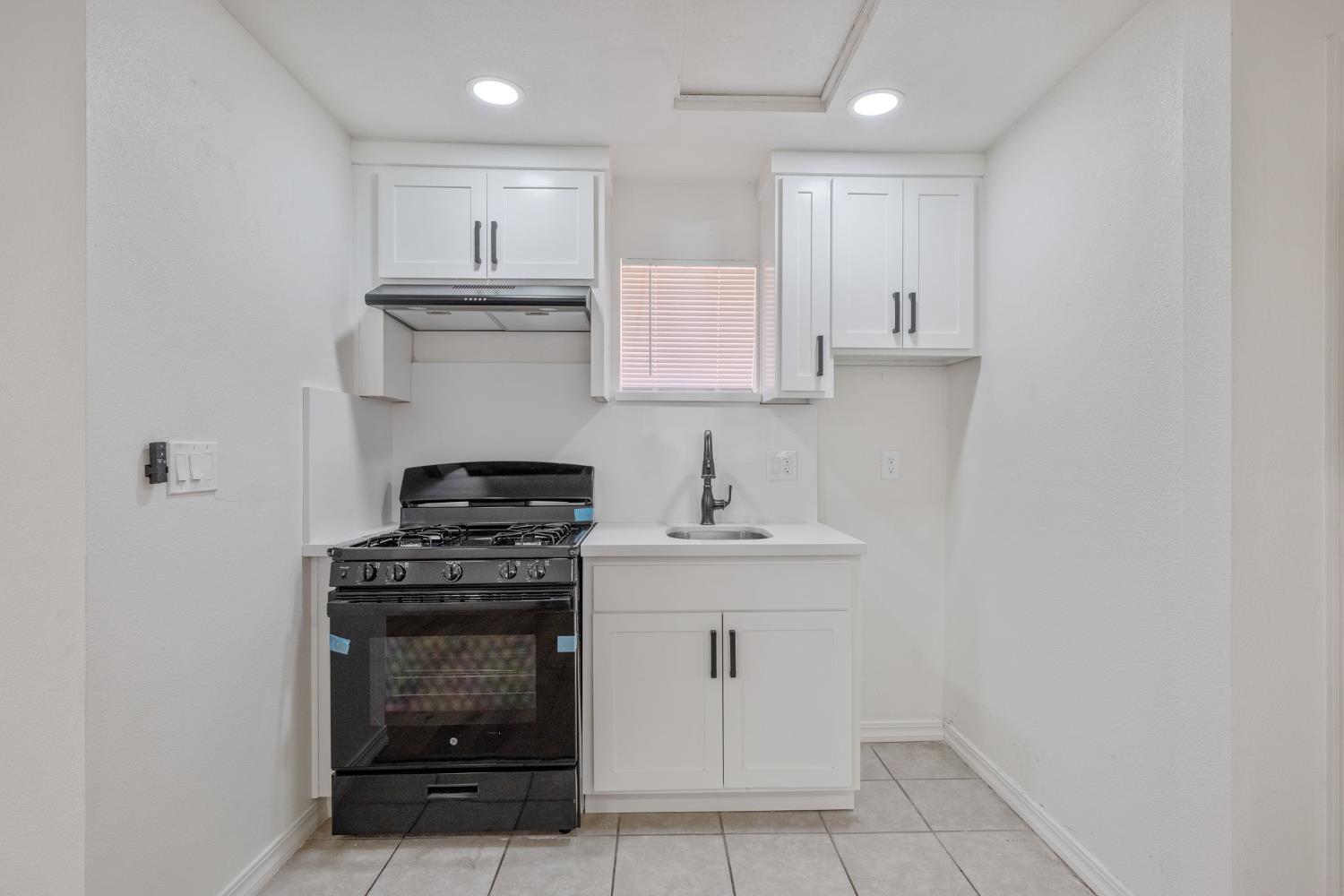 1114 N Conyer St, Visalia, CA 93291