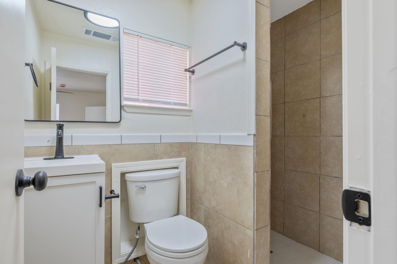 1114 N Conyer St, Visalia, CA 93291