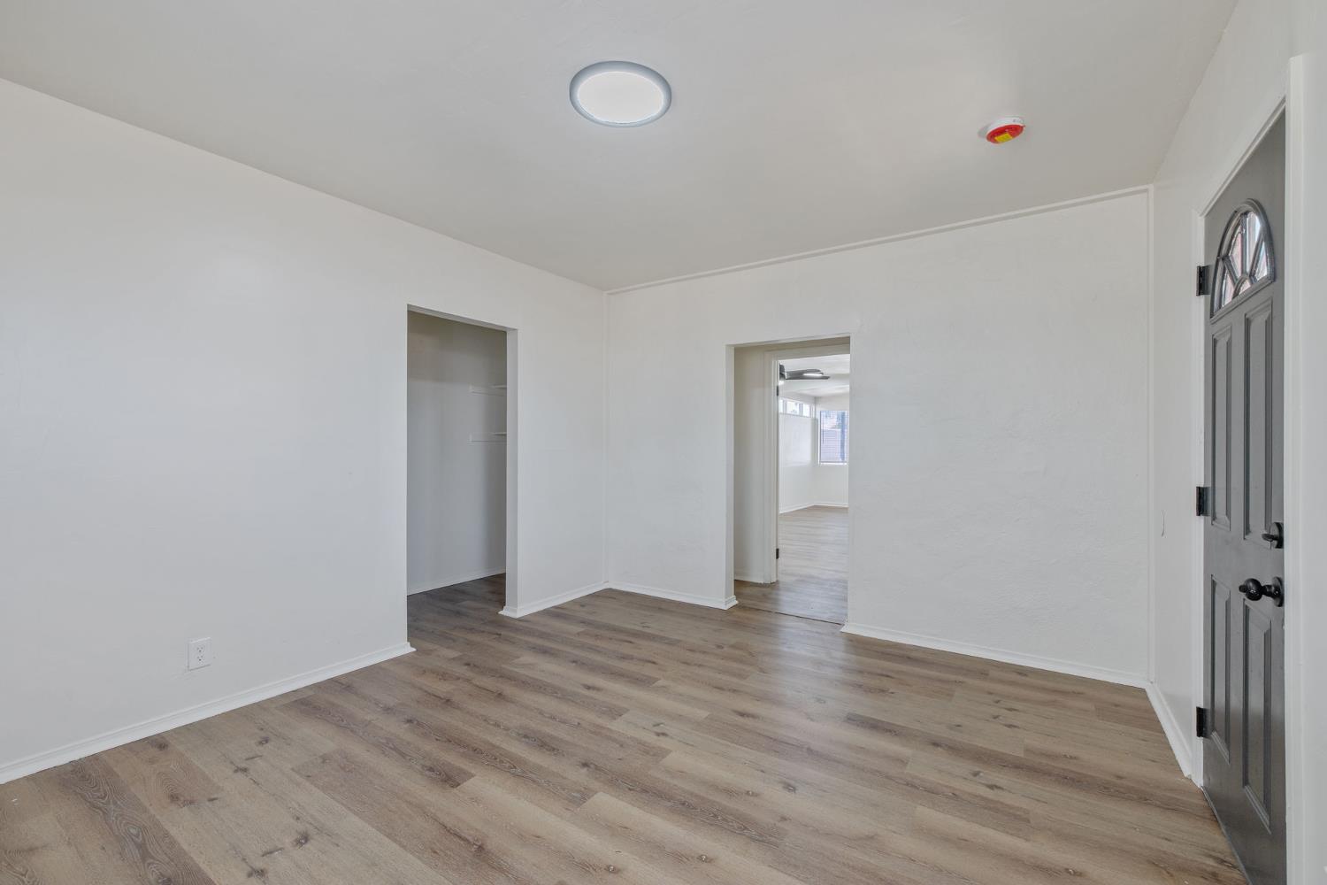 1114 N Conyer St, Visalia, CA 93291