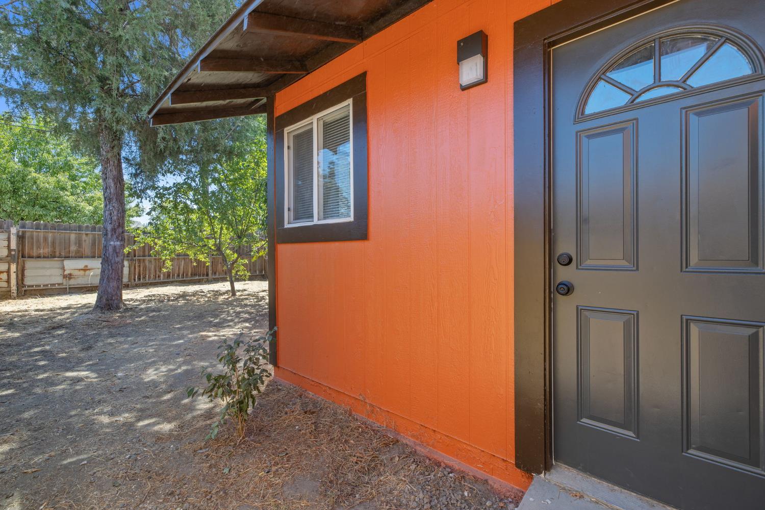 1114 N Conyer St, Visalia, CA 93291