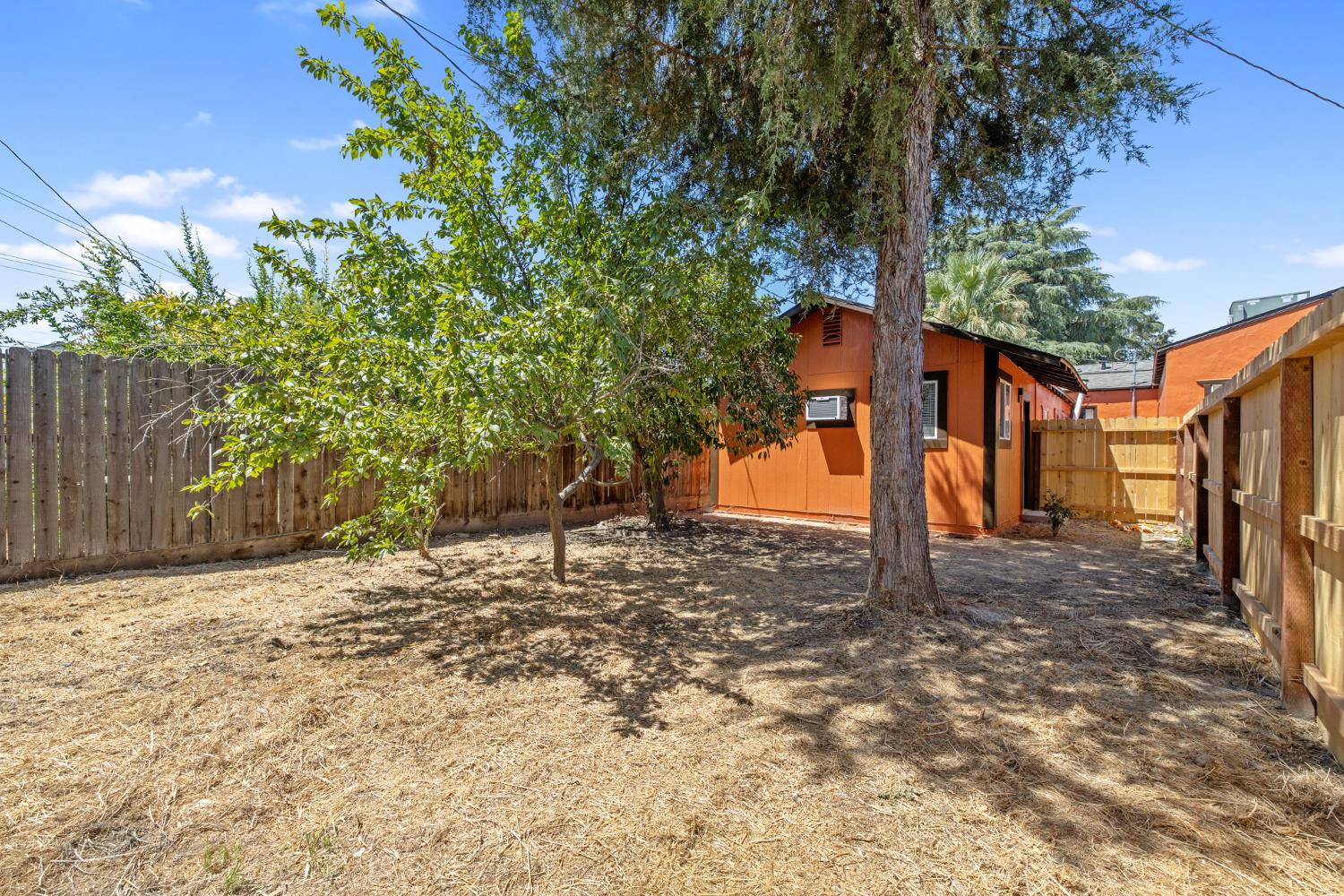 1114 N Conyer St, Visalia, CA 93291
