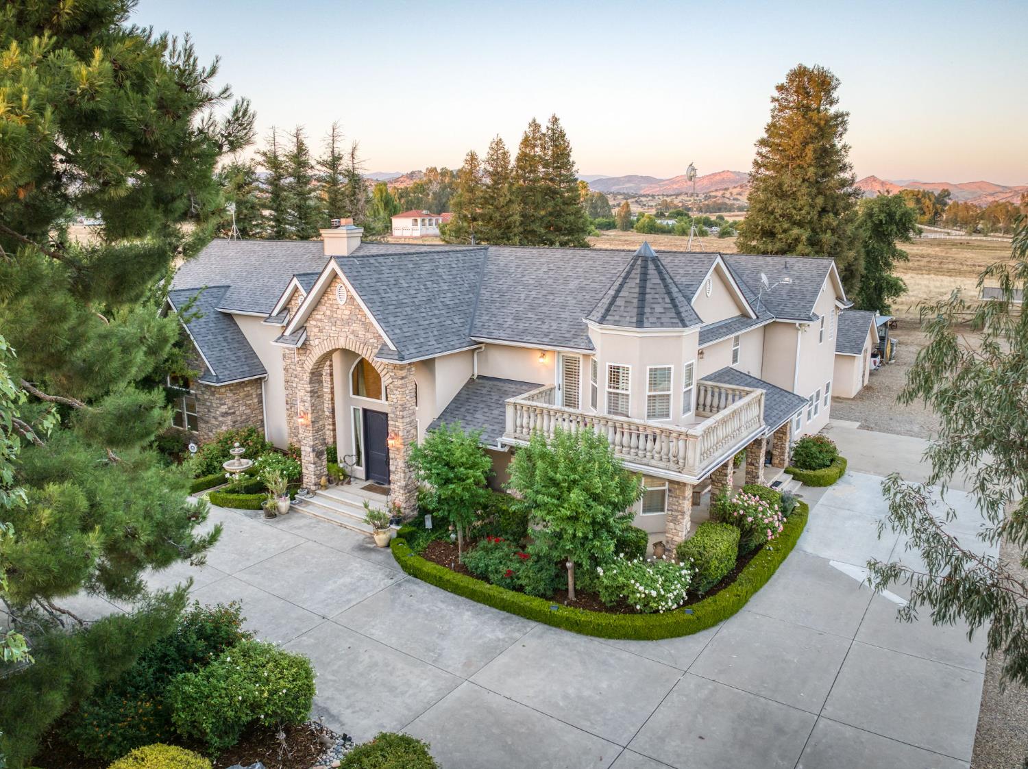 8584 N Madsen Ave, Clovis, CA 93619