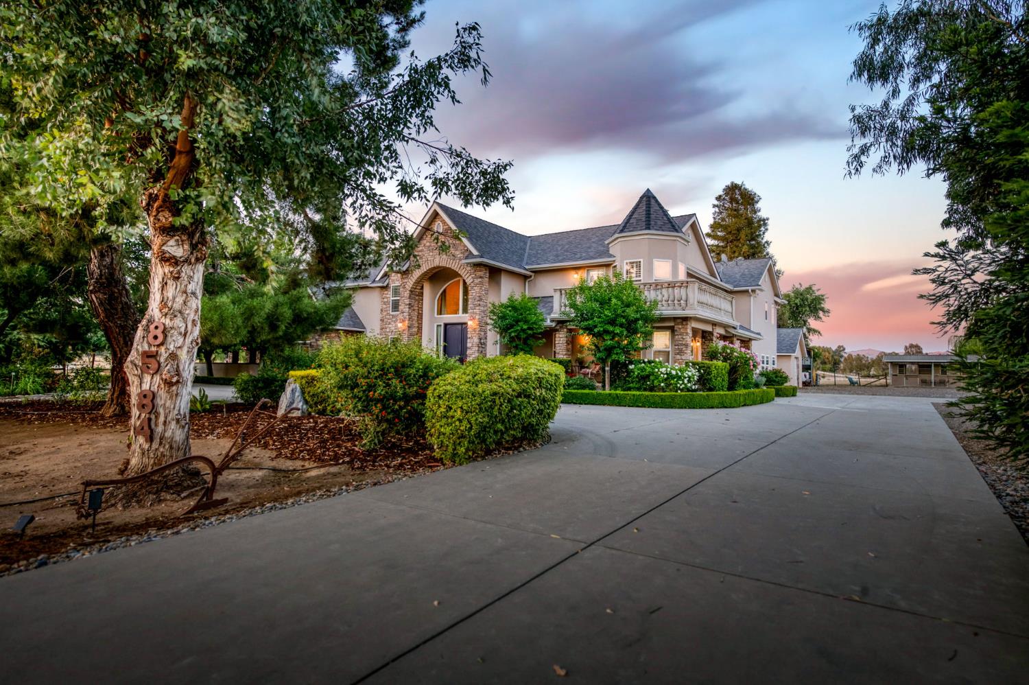 8584 N Madsen Ave, Clovis, CA 93619