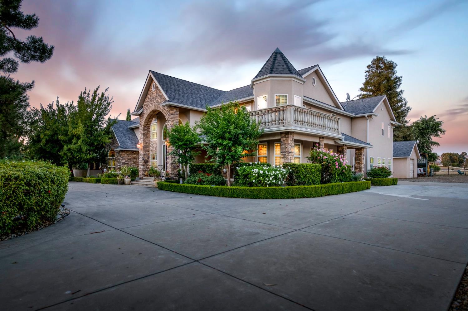 8584 N Madsen Ave, Clovis, CA 93619