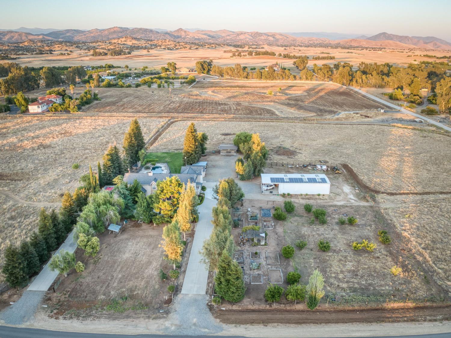 8584 N Madsen Ave, Clovis, CA 93619
