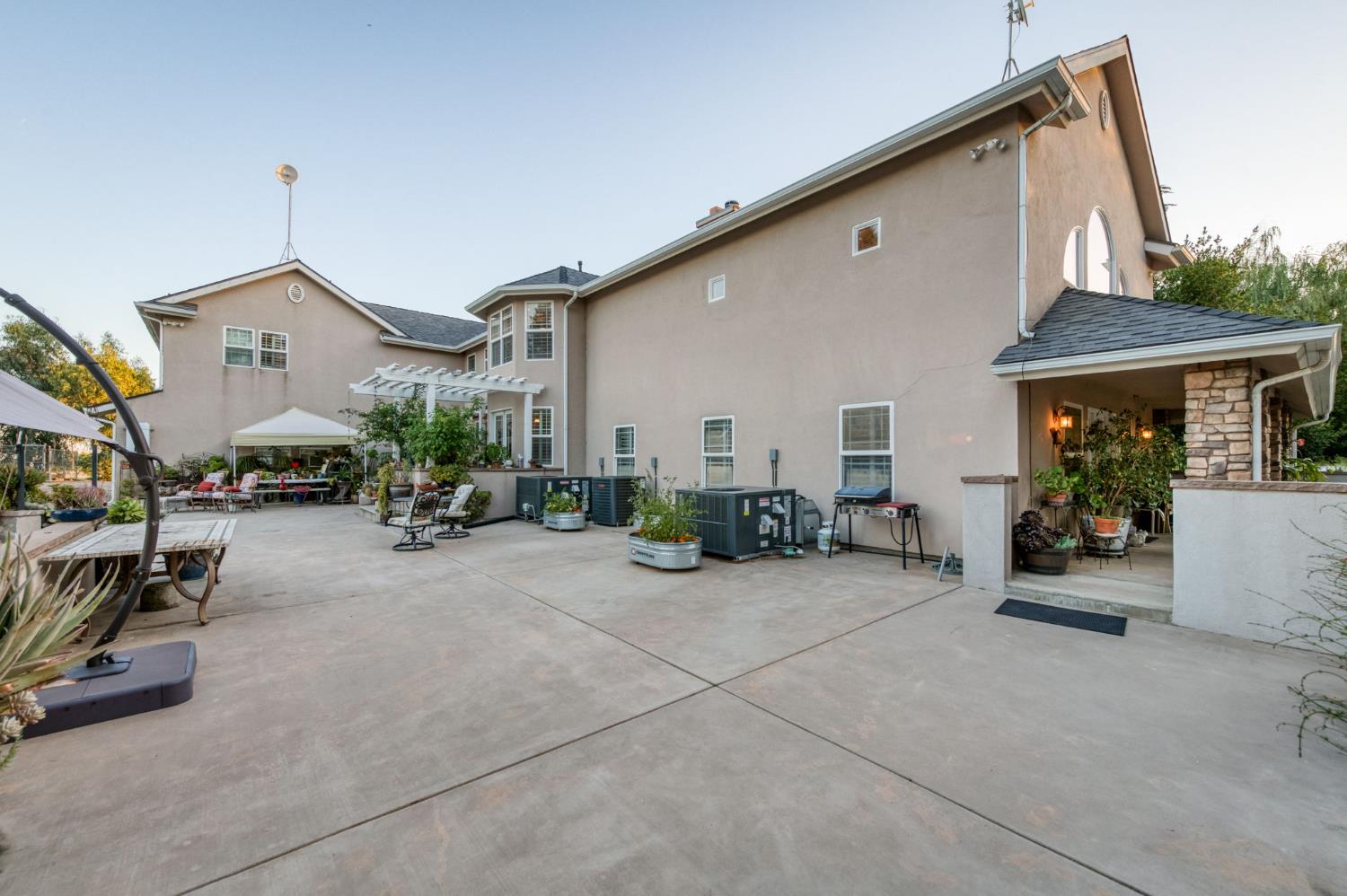 8584 N Madsen Ave, Clovis, CA 93619