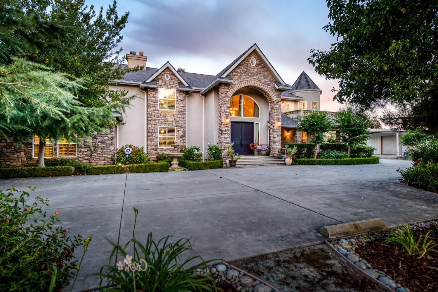 8584 N Madsen Ave, Clovis, CA 93619