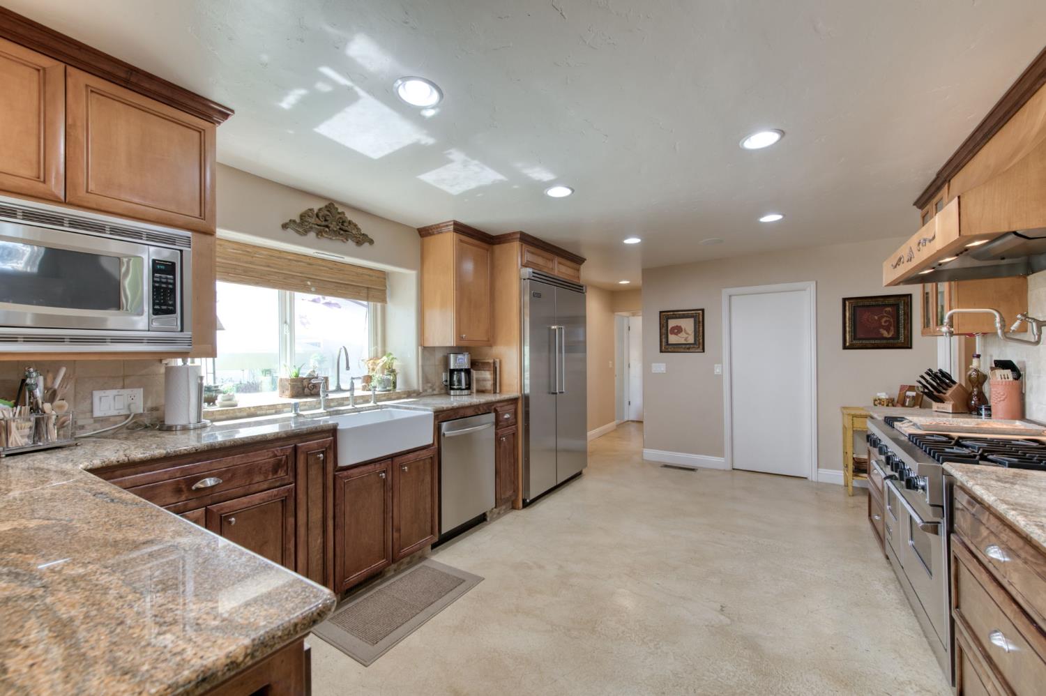 8584 N Madsen Ave, Clovis, CA 93619