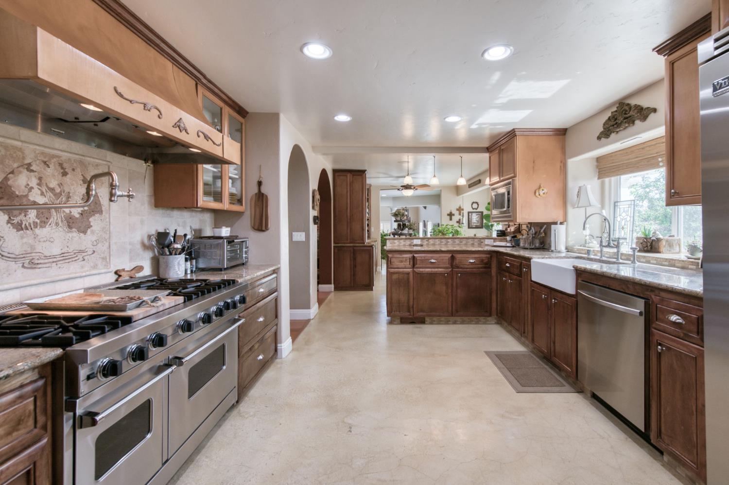 8584 N Madsen Ave, Clovis, CA 93619