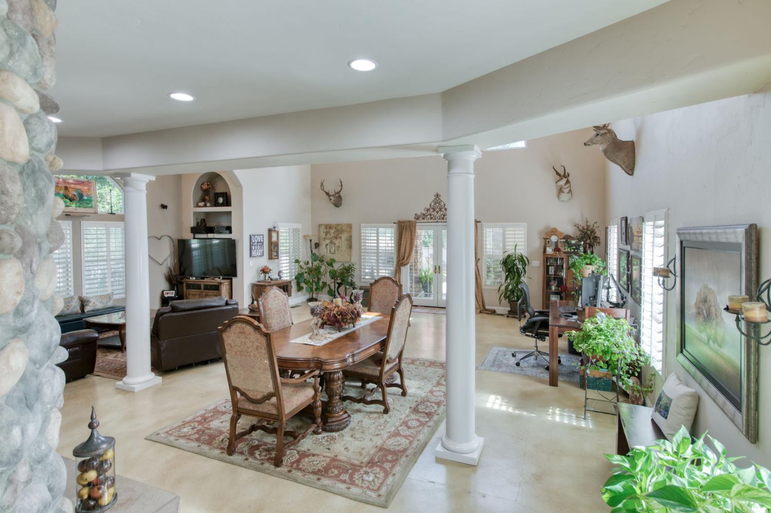 8584 N Madsen Ave, Clovis, CA 93619