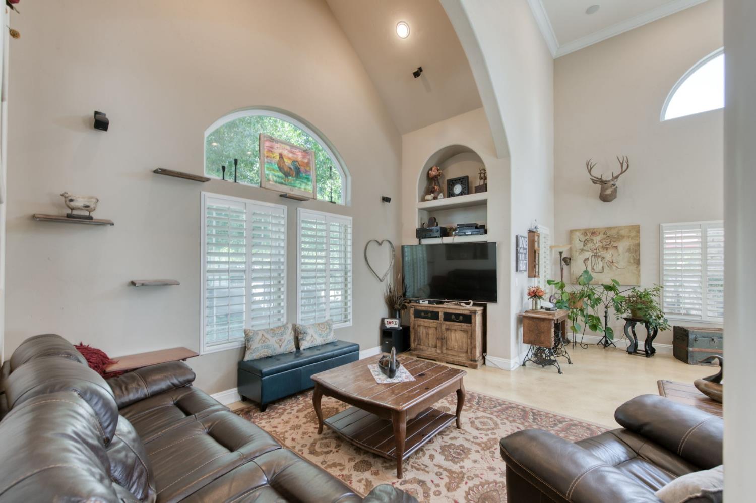 8584 N Madsen Ave, Clovis, CA 93619
