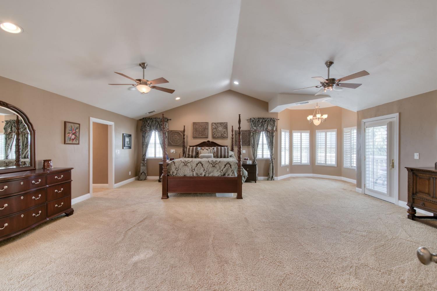 8584 N Madsen Ave, Clovis, CA 93619