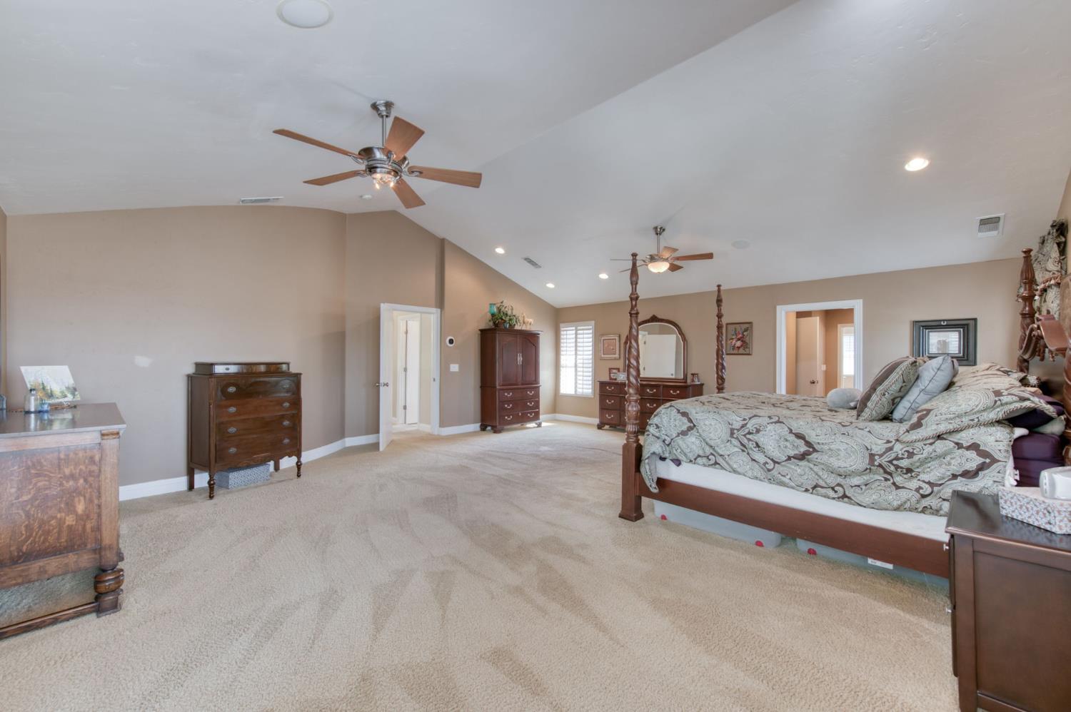 8584 N Madsen Ave, Clovis, CA 93619