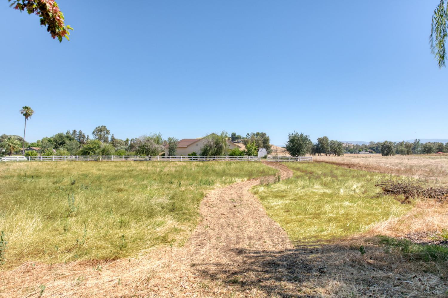 8584 N Madsen Ave, Clovis, CA 93619