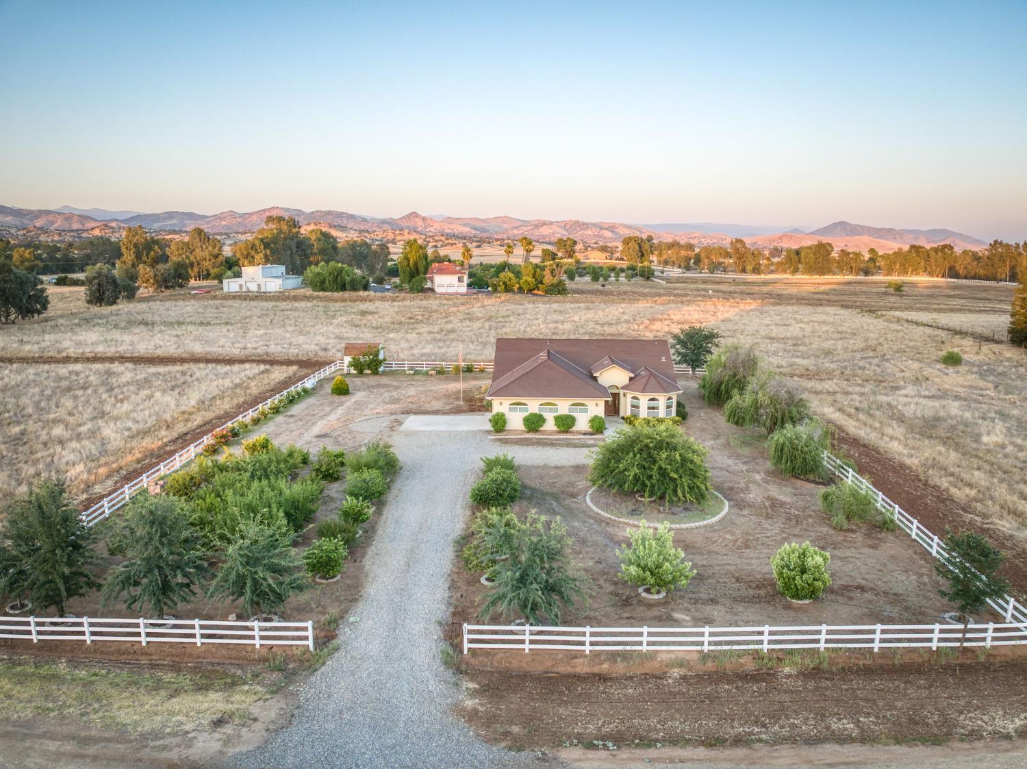 8584 N Madsen Ave, Clovis, CA 93619
