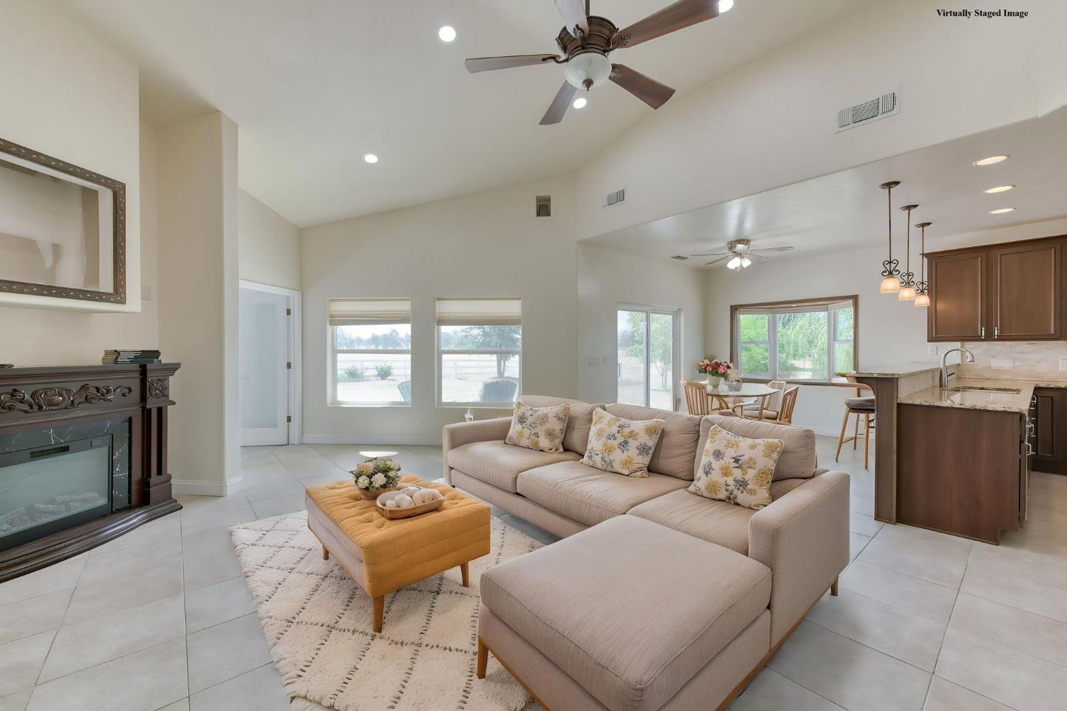 8584 N Madsen Ave, Clovis, CA 93619