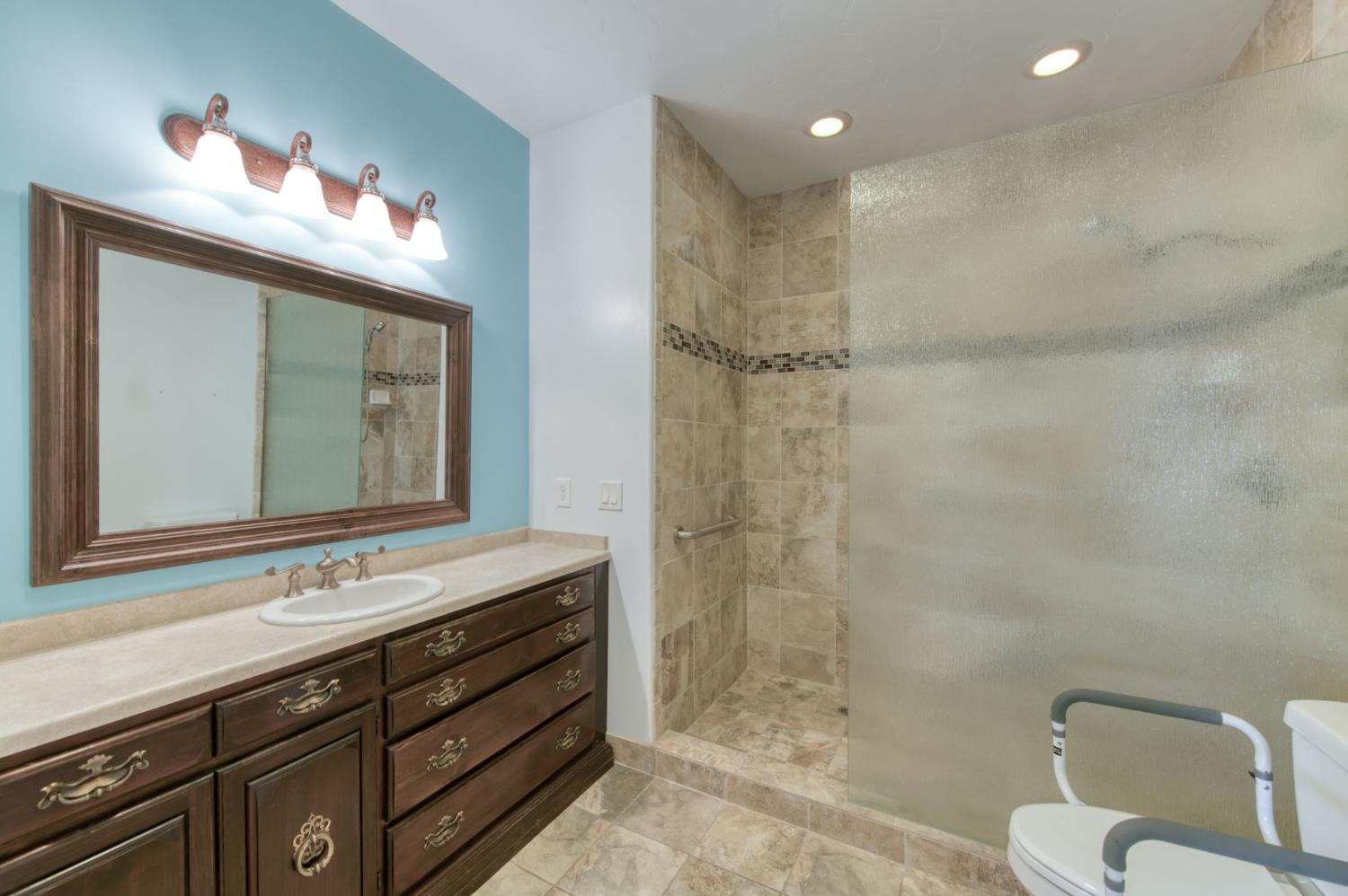 8584 N Madsen Ave, Clovis, CA 93619