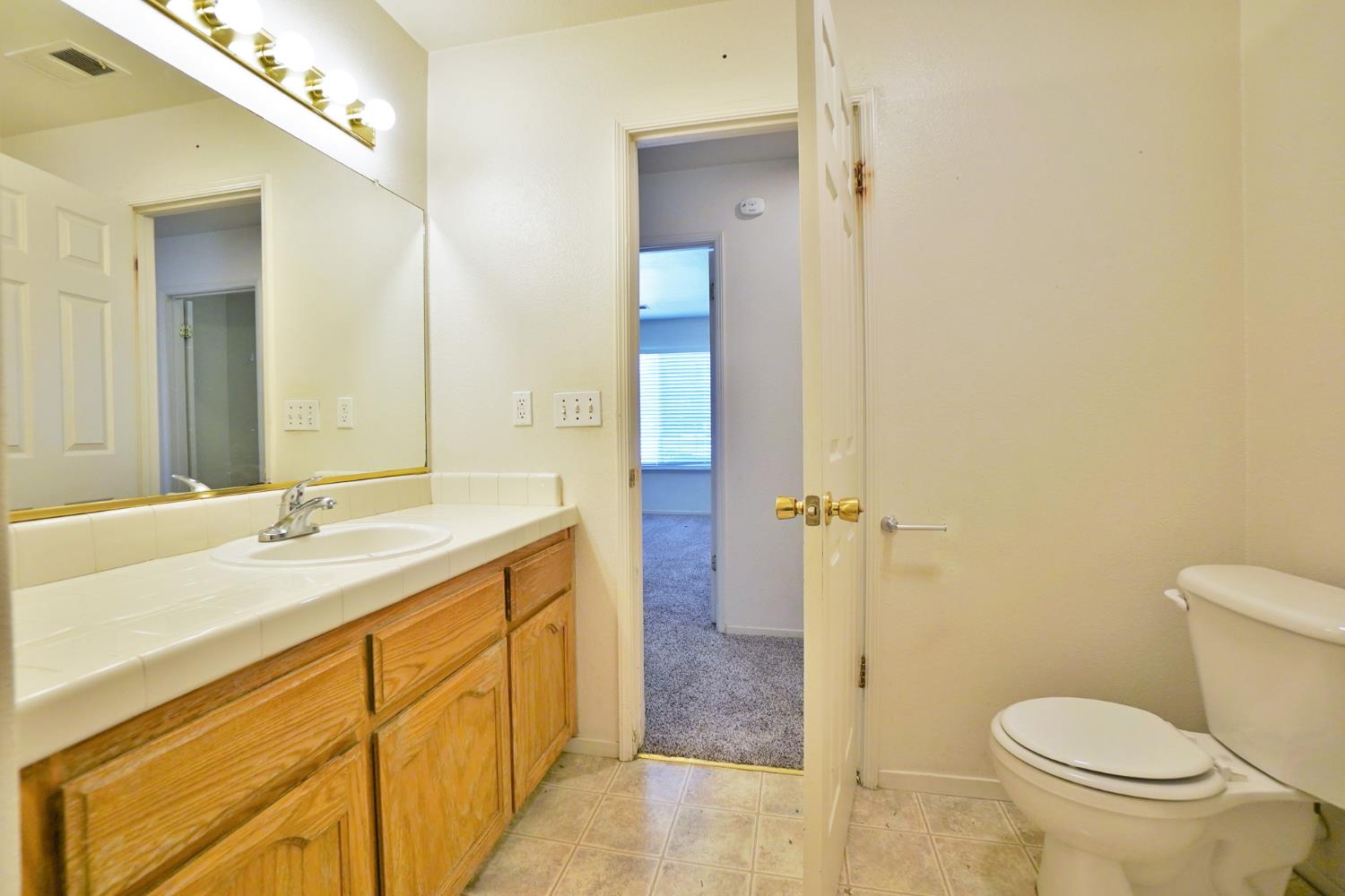 799 Daphne Ln, Lemoore, CA 93245