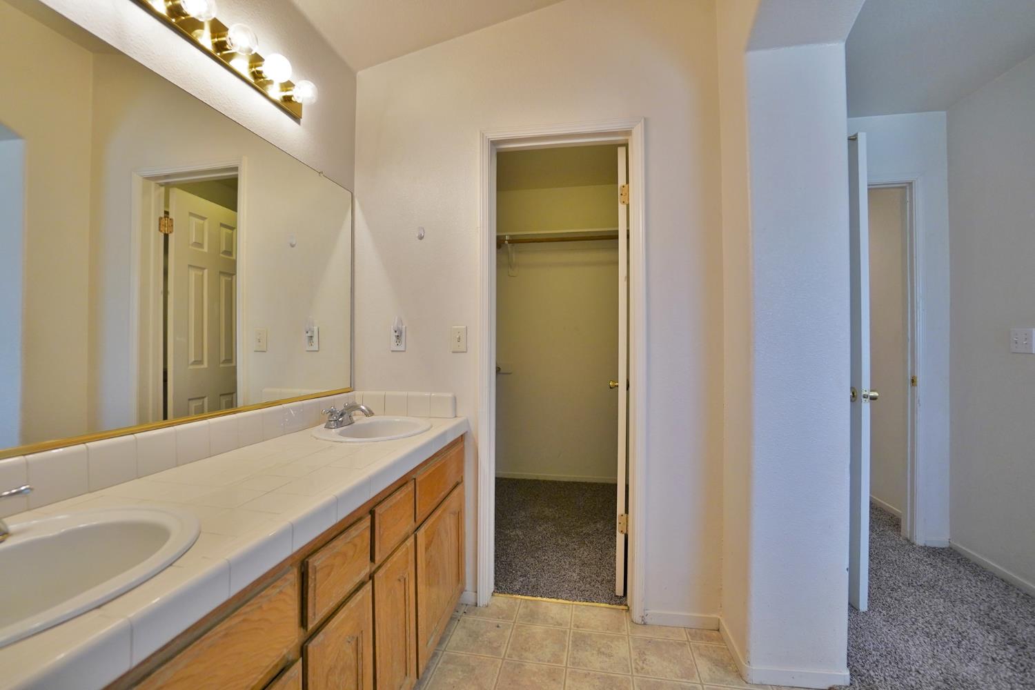 799 Daphne Ln, Lemoore, CA 93245