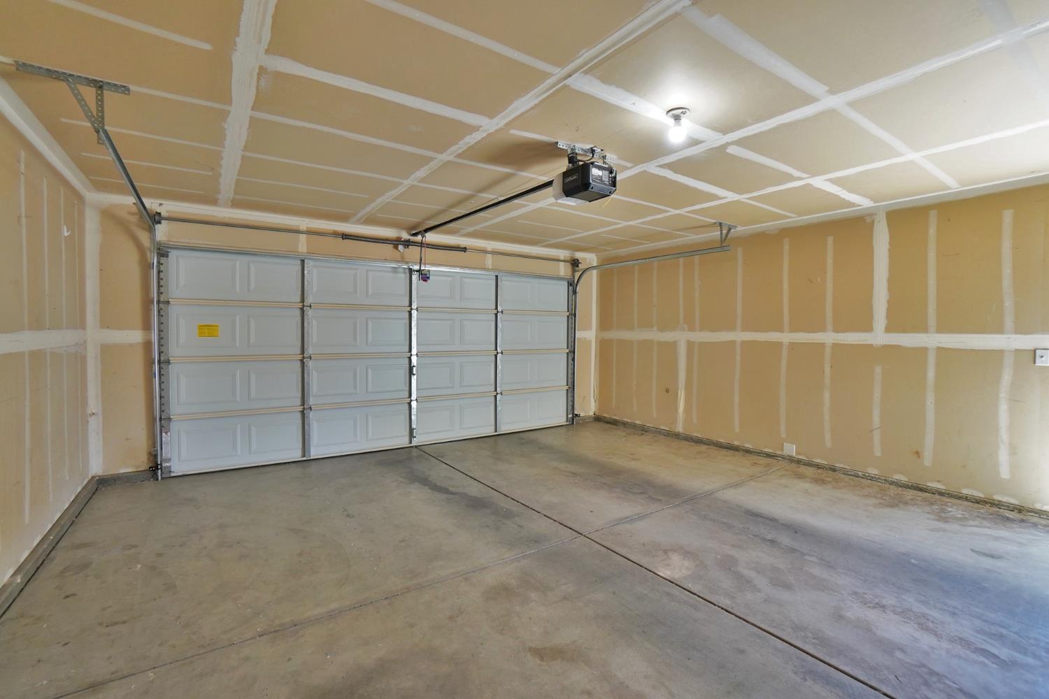 799 Daphne Ln, Lemoore, CA 93245